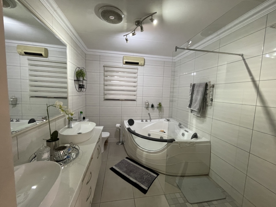 4 Bedroom Property for Sale in Heuwelsig Free State